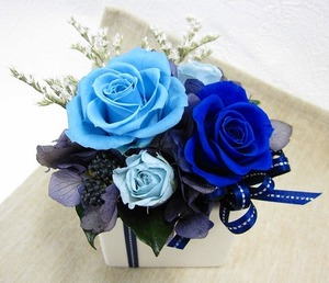 母の日の贈り物に最適な青いバラ プリザーブドフラワーのブルーローズ